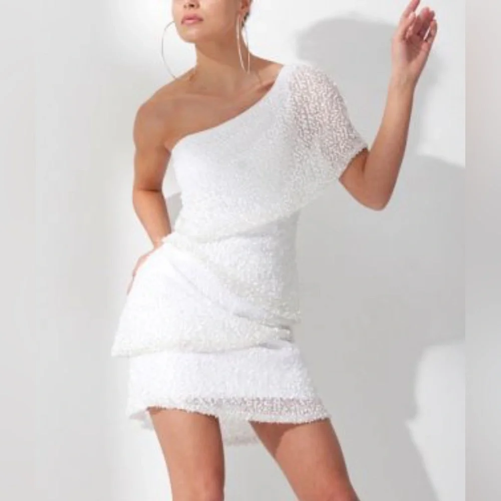 White Tony Bowls Tiered Sequin and Beaded Chiffon Cocktail Dress Size 8